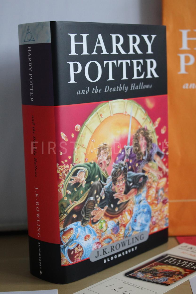 Rowling, J.K. (2007) 'Harry Potter and the Deathly Hallows', UK signed and uniquely inscribed first edition - Image 4