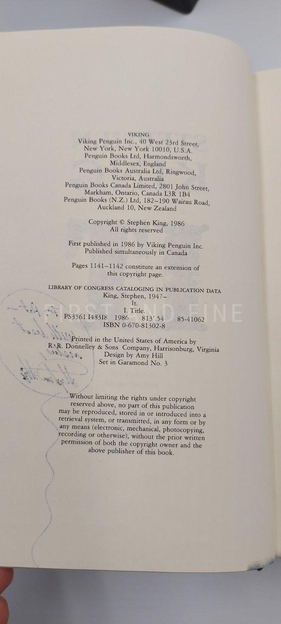King, Stephen (1986) 'IT', US signed and inscribed first edition - Image 3