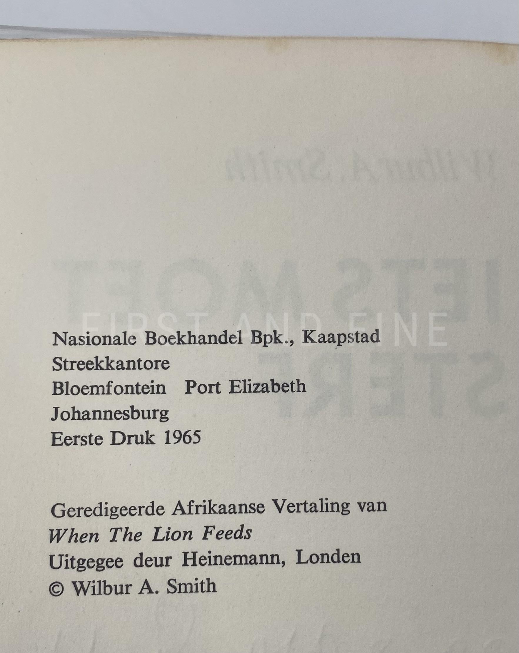Smith, Wilbur (1965) 'Iets Moet Sterf (When the Lion Feeds)', Afrikaans signed and lined first edition - Image 3