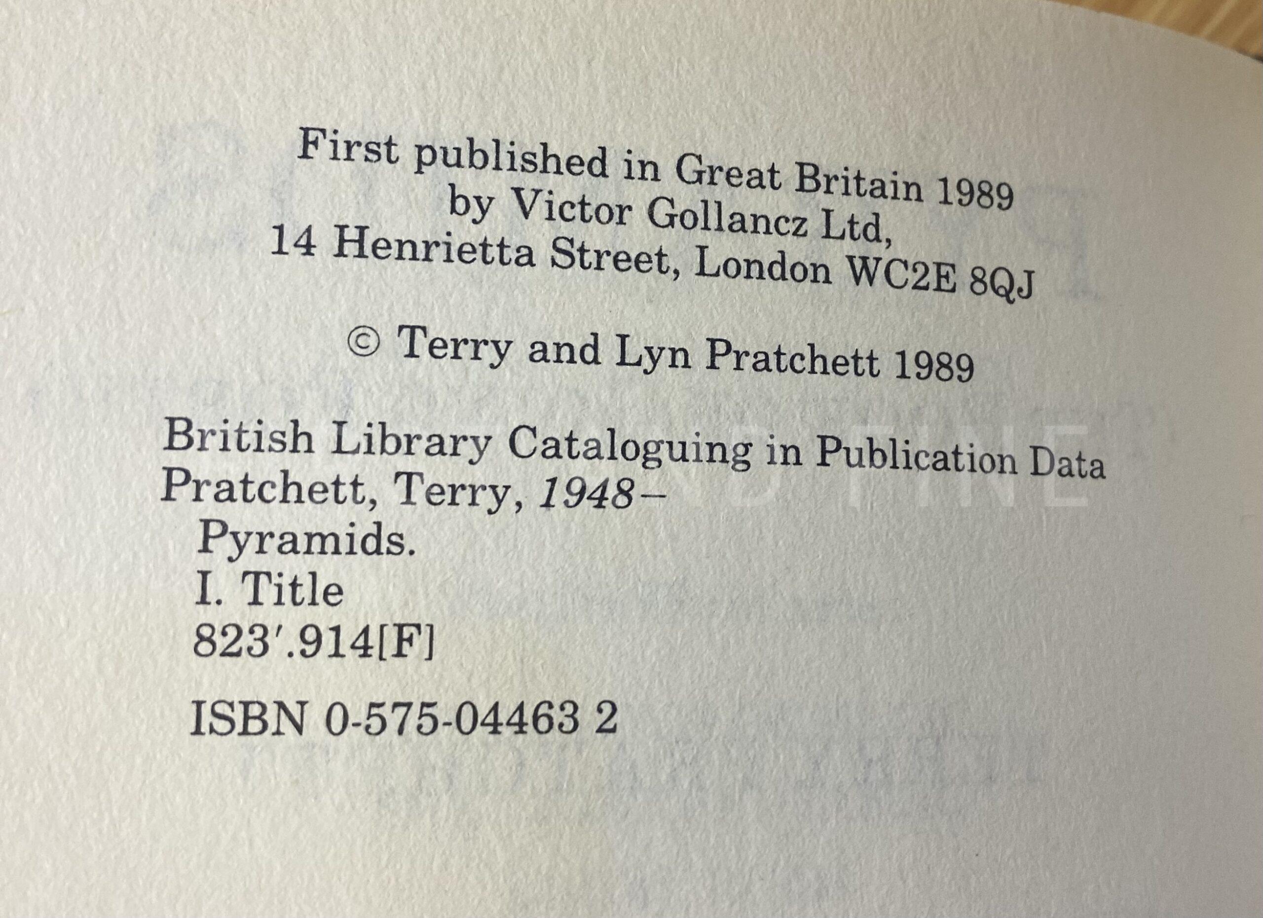 Pratchett, terryt (1989) 'Pyramids', UK signed first edition - Image 3