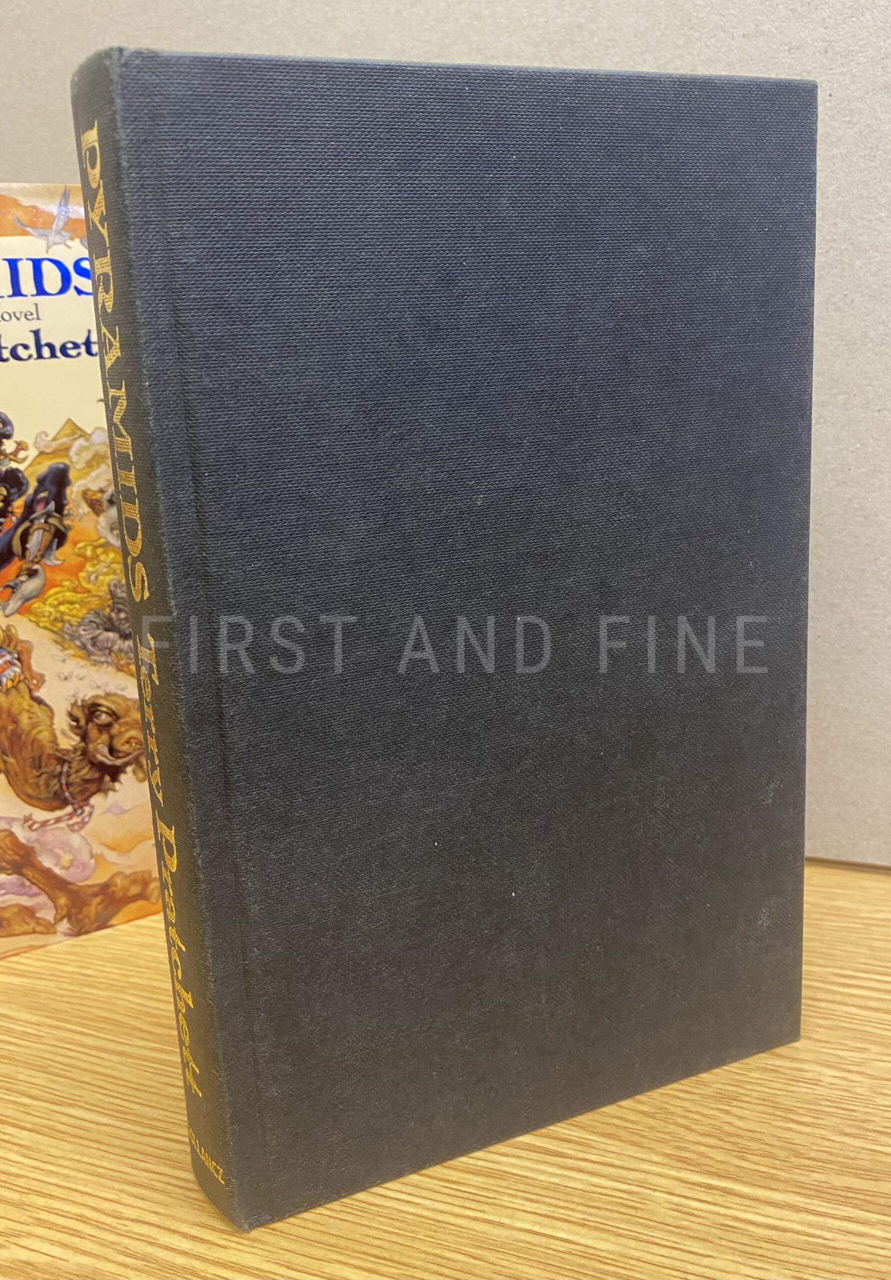 Pratchett, terryt (1989) 'Pyramids', UK signed first edition - Image 5