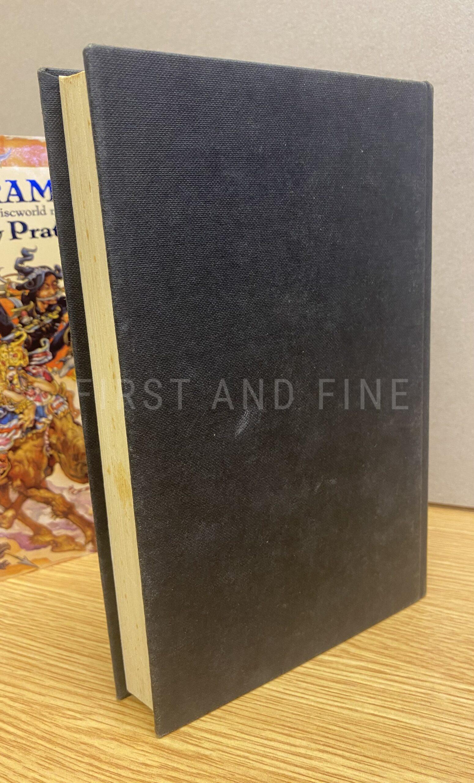 Pratchett, terryt (1989) 'Pyramids', UK signed first edition - Image 6