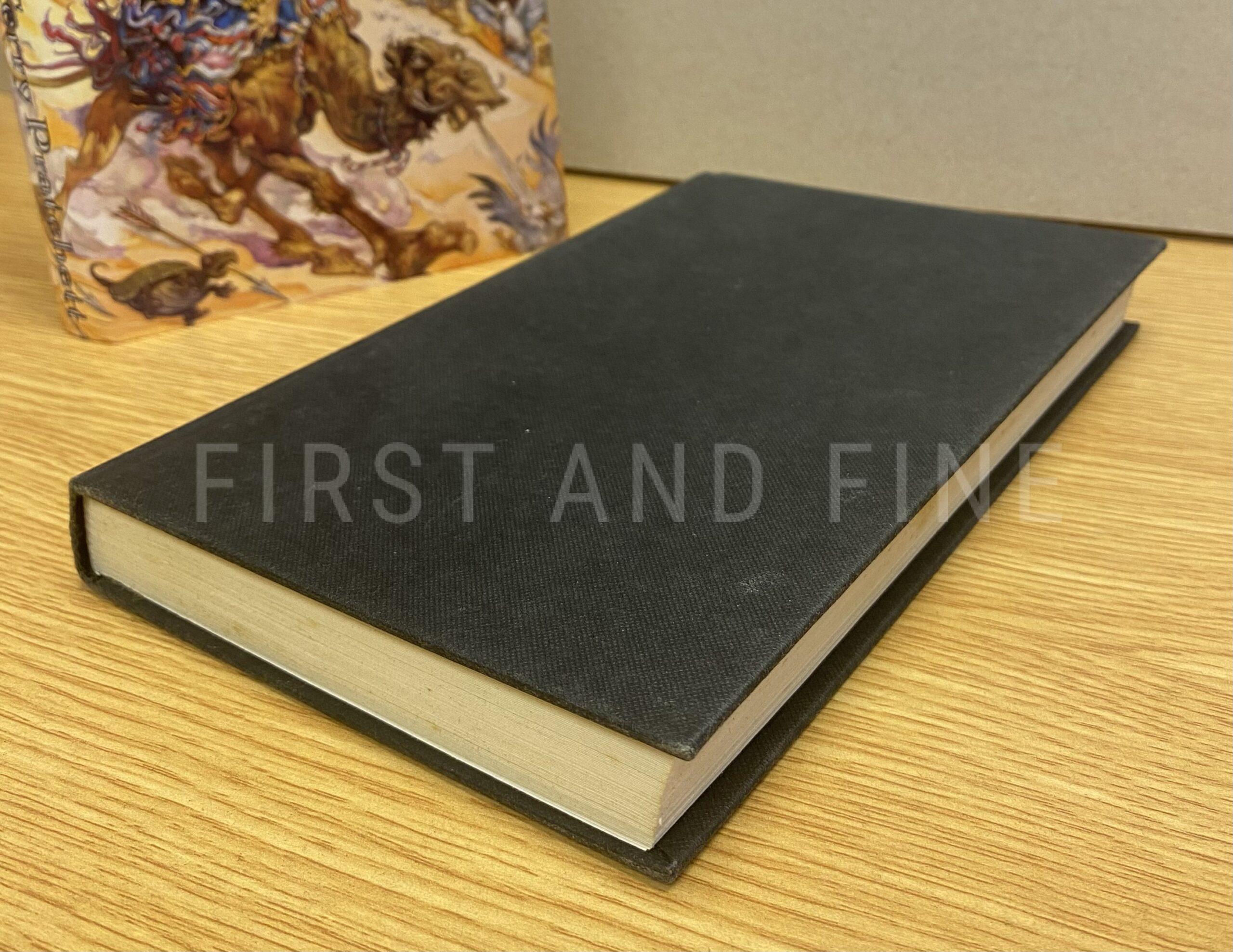 Pratchett, terryt (1989) 'Pyramids', UK signed first edition - Image 7