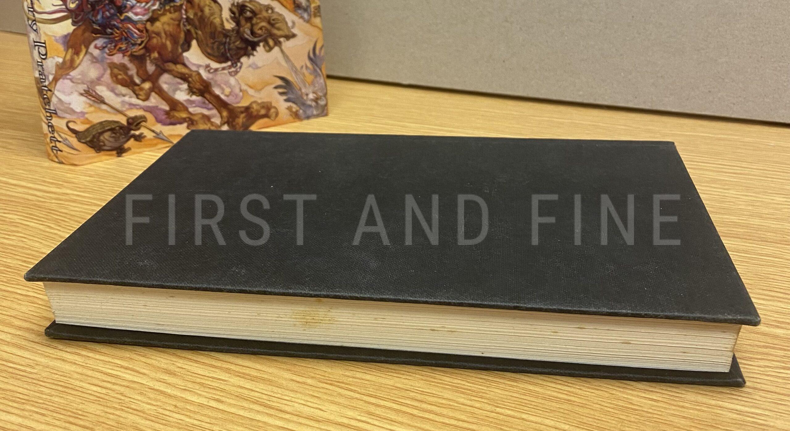 Pratchett, terryt (1989) 'Pyramids', UK signed first edition - Image 9