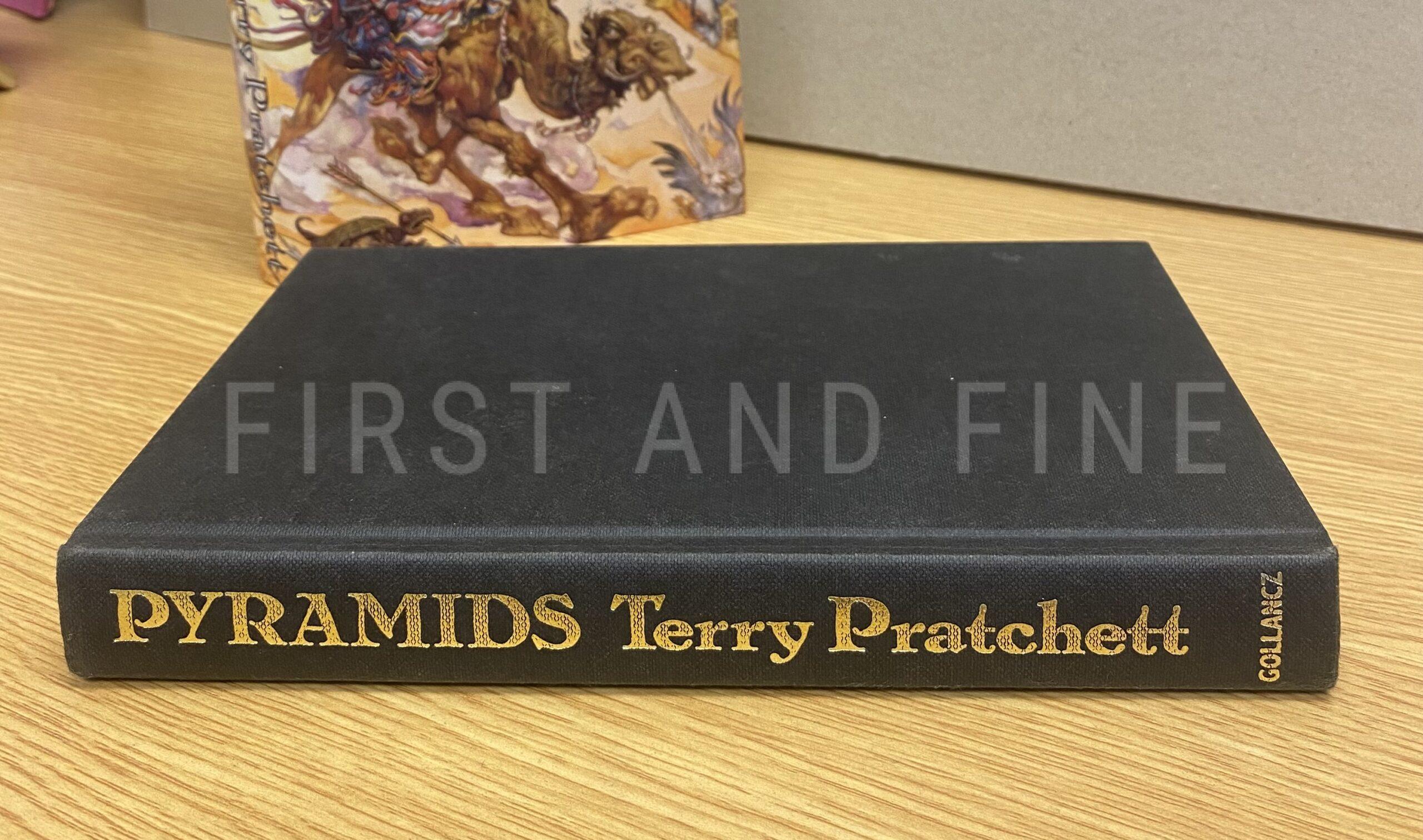 Pratchett, terryt (1989) 'Pyramids', UK signed first edition - Image 4